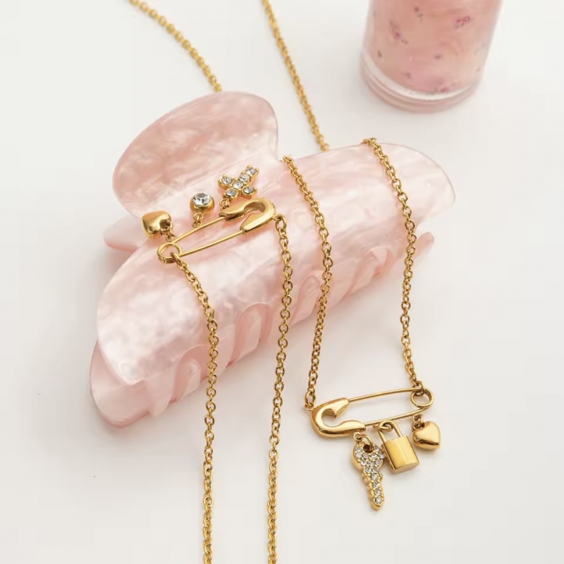 Κολιέ ατσάλι με παραμάνα και charms