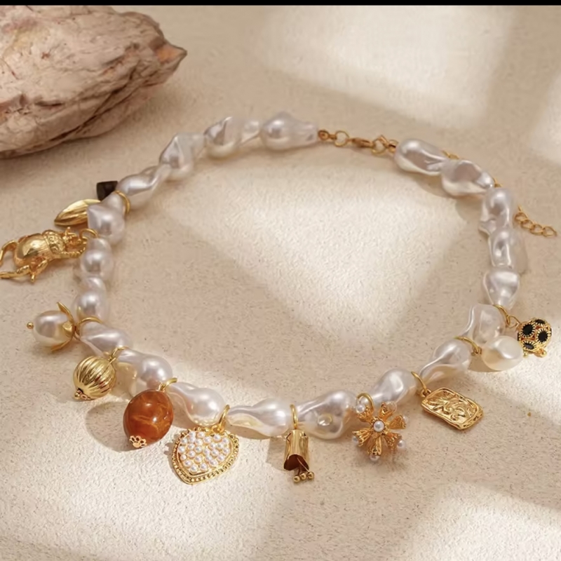 Κολιέ με πέρλες με charms