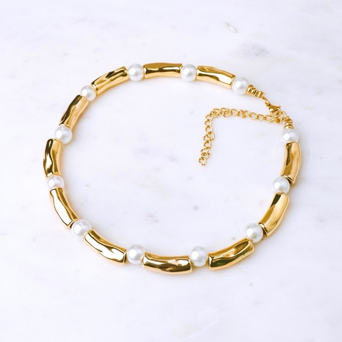 Κολιέ-τσόκερ είναι ατσάλι με πέρλες