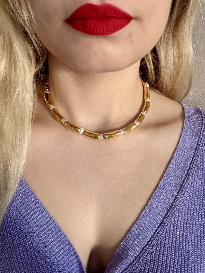 Κολιέ-τσόκερ είναι ατσάλι με πέρλες