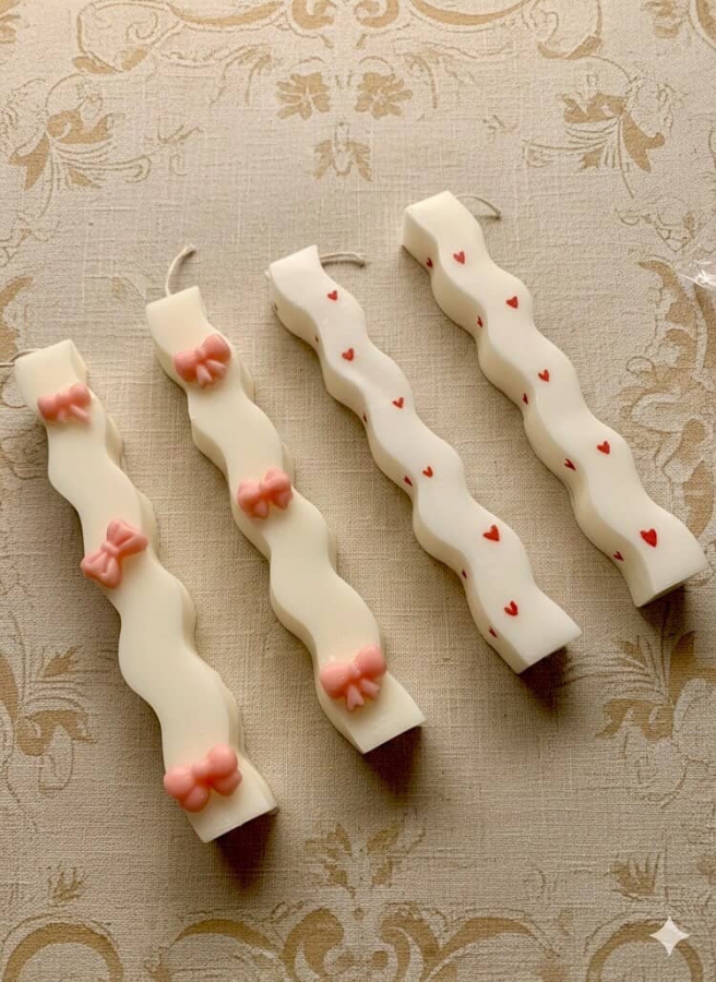 Λαμπάδα χειροποίητη με καρδιές