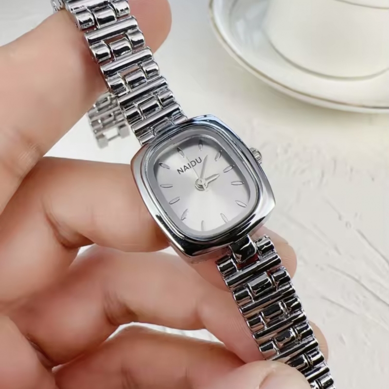 Ρολόι “retro” ασημί με λευκό καντράν