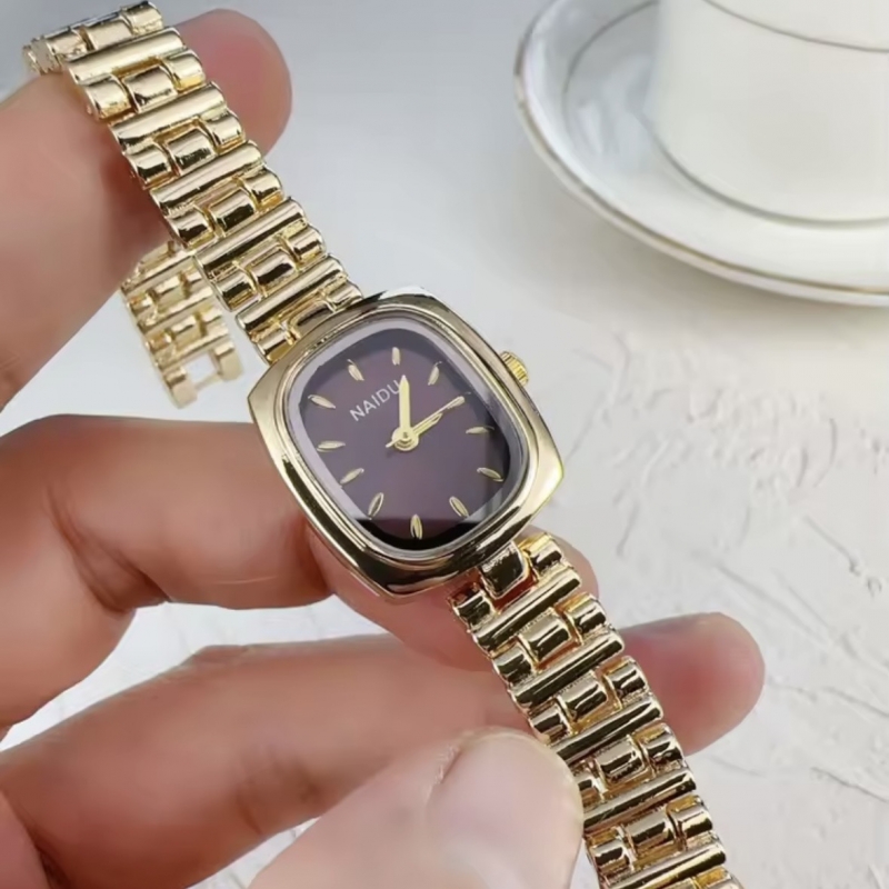 Ρολόι “retro” χρυσό με βυσσινί καντράν