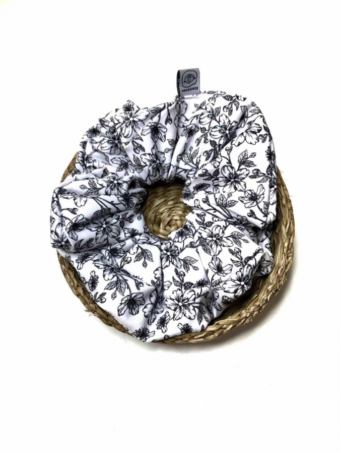 Scrunchies black white flower