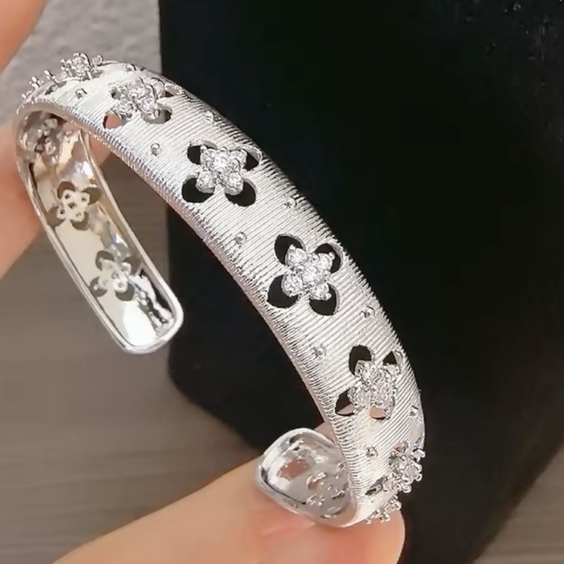 Βέργα ατσάλι σε ασημί χρώμα