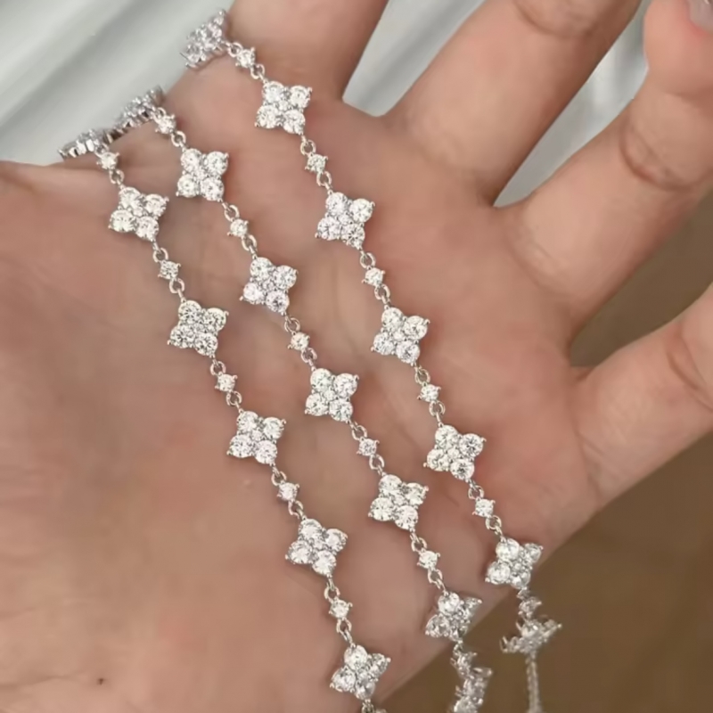 Βραχιόλι σε ασημί απόχρωση